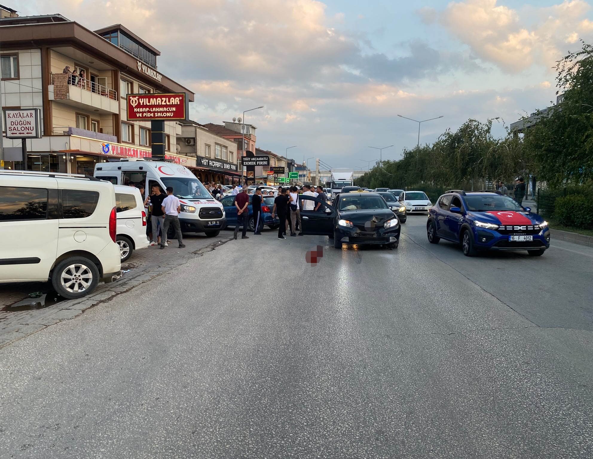 İnegöl'de Iki Otomobil Çarpıştı, 4 Kişi Yaralandı (2)