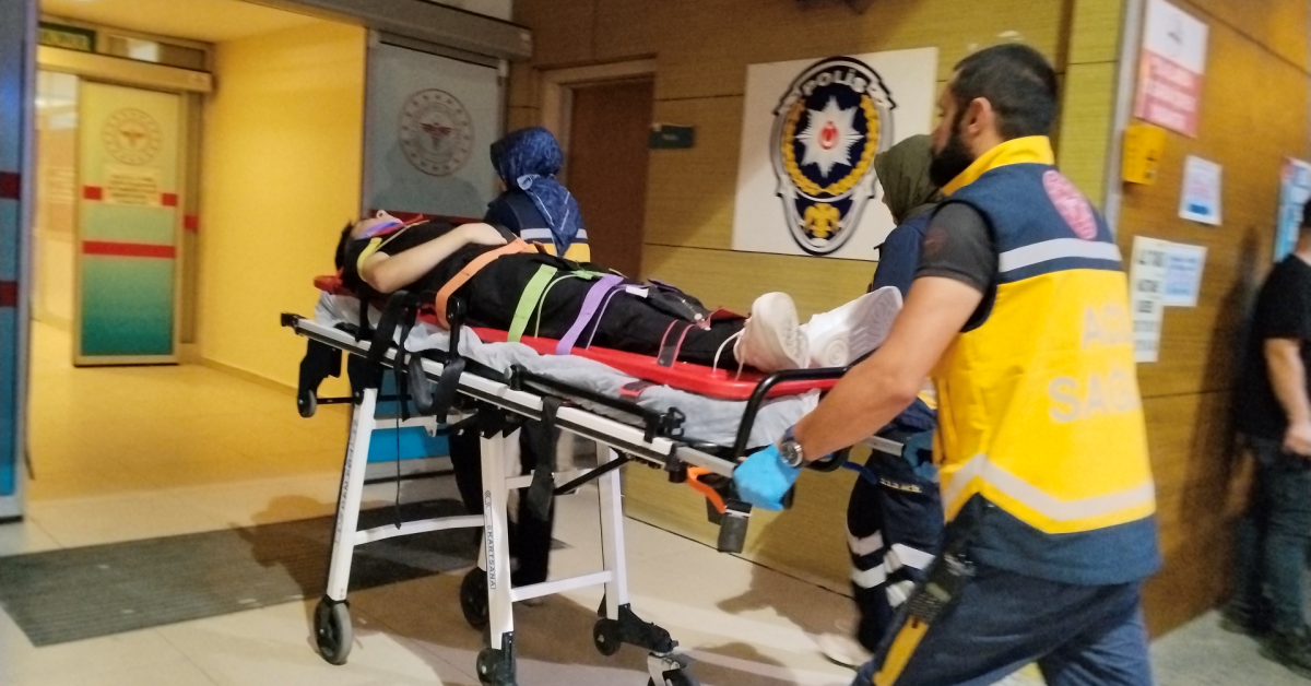 İnegöl’de Iki Otomobil Kafa Kafaya Çarpıştı 7 Kişi Yaralandı (2)