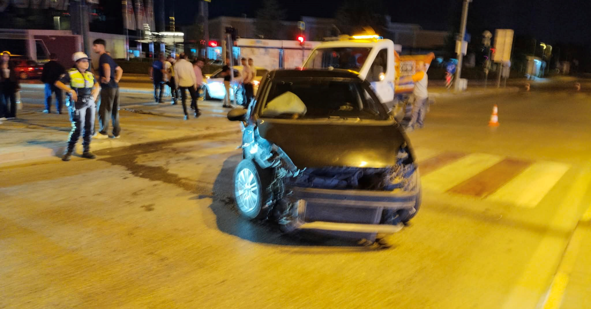 İnegöl’de Iki Otomobil Kafa Kafaya Çarpıştı 7 Kişi Yaralandı (3)