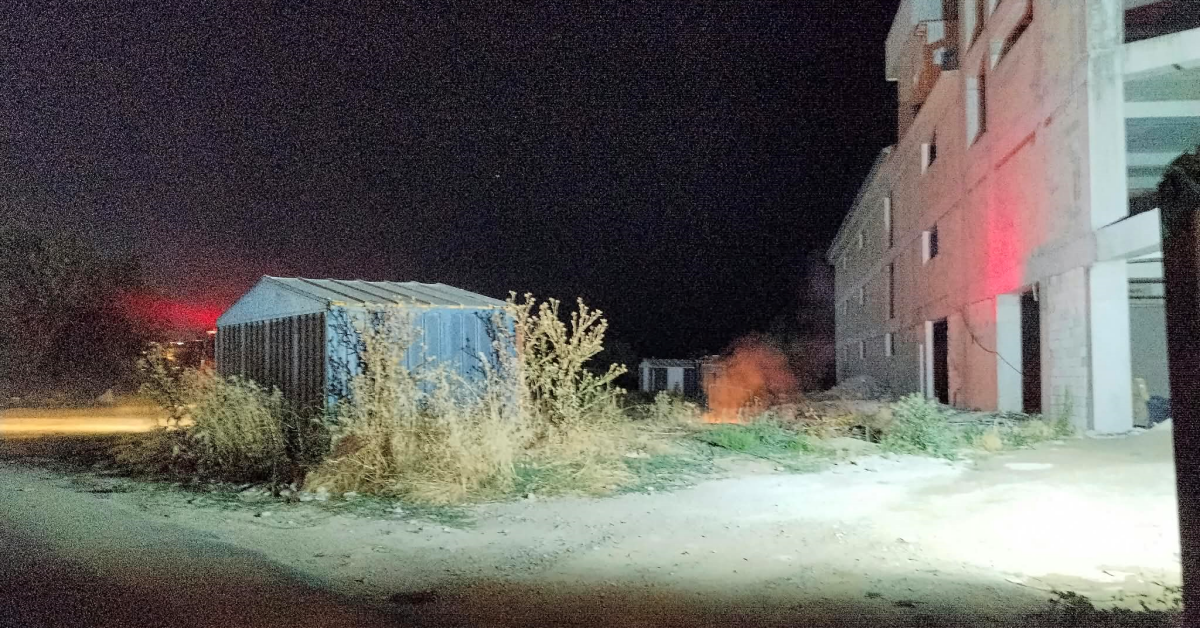 İnegöl’de Inşaat Önünde Tehlikeli Görüntü! Gece Saatlerinde Alevler Yükseldi (2)