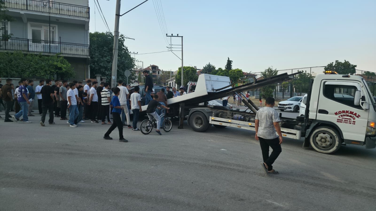 İnegöl’de Kavşakta Kaza! Otomobil Sürücüsü Aracını Bırakıp Kaçtı (2)