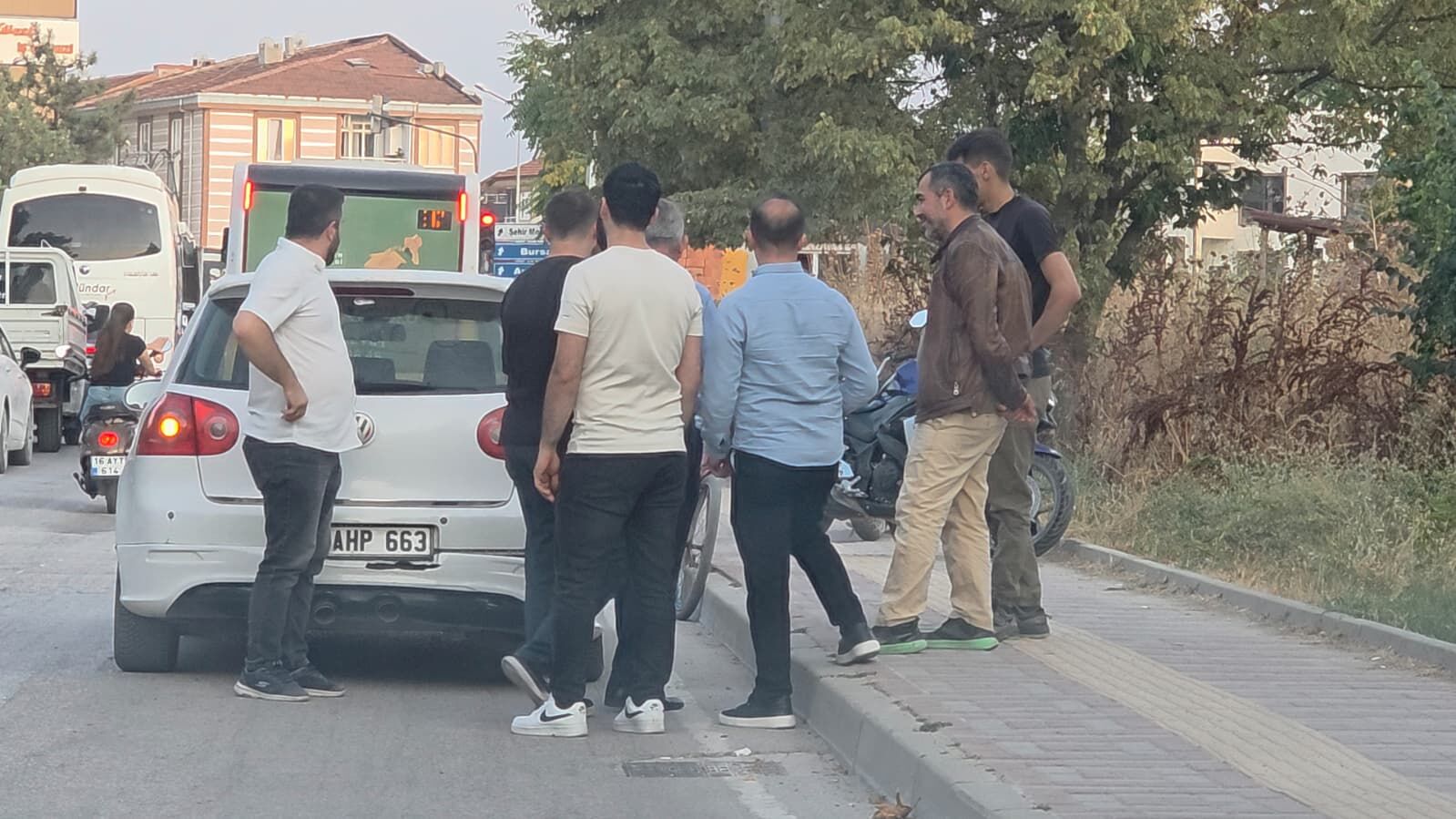 İnegöl’de Motosiklet Otomobile Çarptı! Yaralılar Var (2)