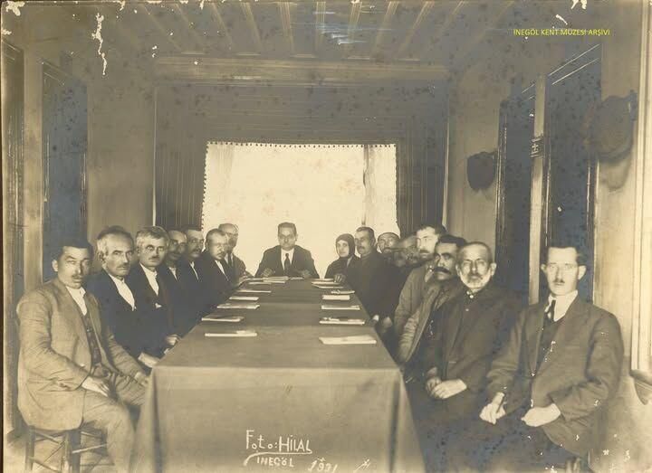 İnegöl’ün 1931 Belediye Meclisi Fotoğrafı Gençgazete (1)