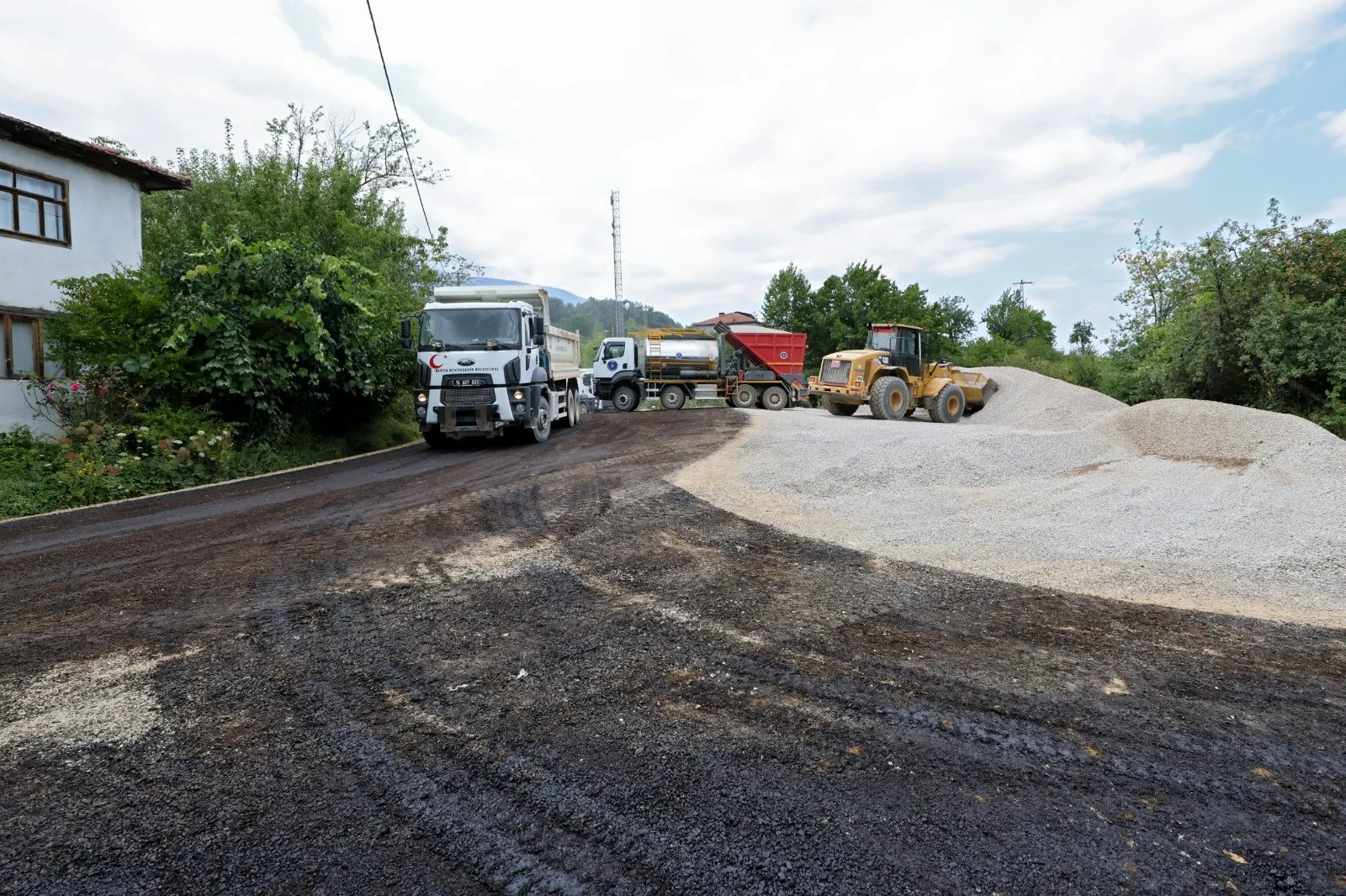İnegöl’ün 6 Kırsal Mahallesinde Yollar Yenileniyor 18 Kilometrelik Çalışma (5)