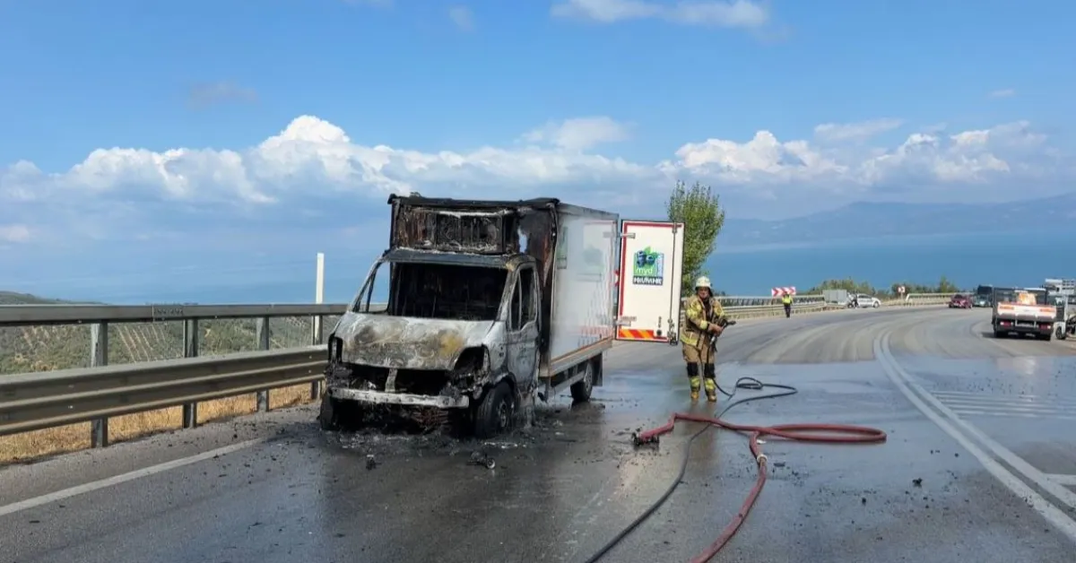 İznik Yenişehir Yolunda Seyir Halindeki Kamyonet Alev Aldı (2)