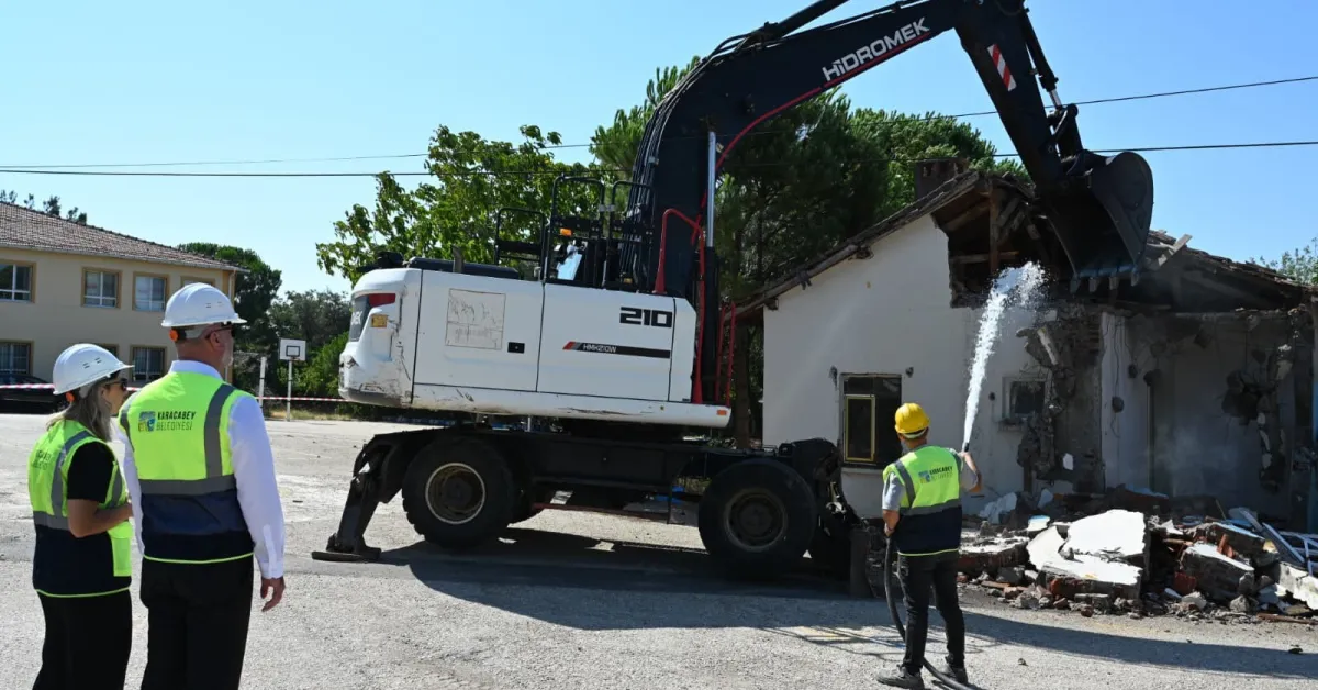 Karacabey’de Metruk Eski Okul Lojmanı Kontrollü Şekilde Yıkıldı (2)