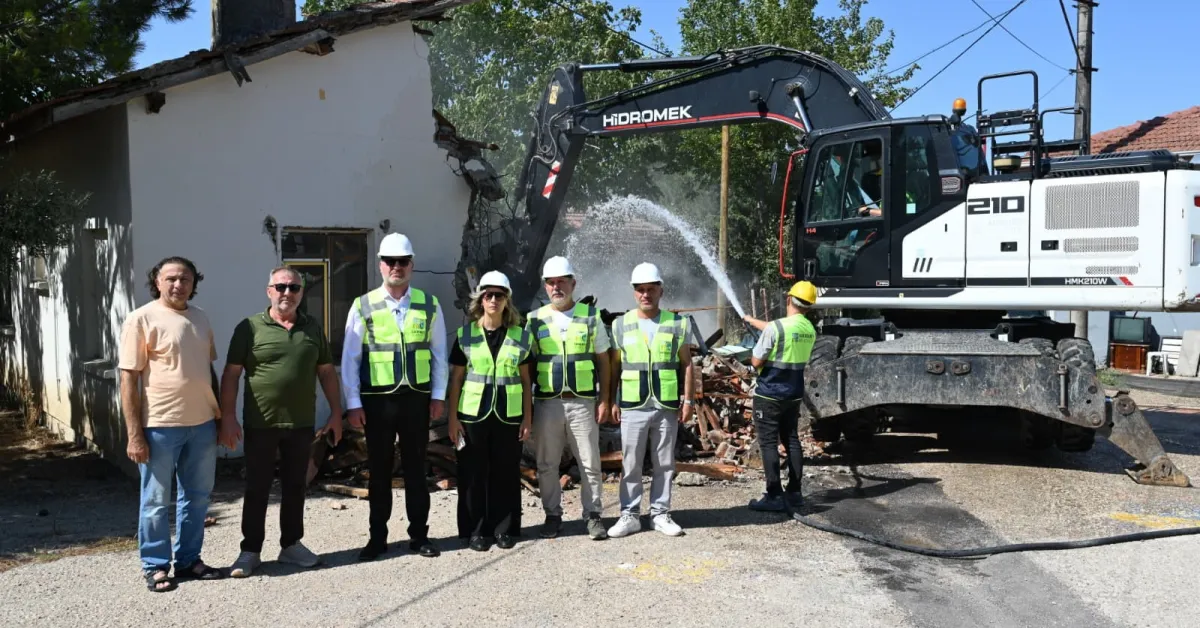 Karacabey’de Metruk Eski Okul Lojmanı Kontrollü Şekilde Yıkıldı (4)