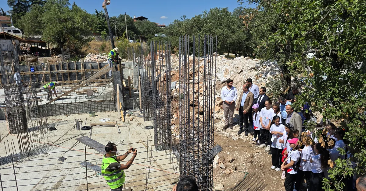 Orhaneli'de Yarı Olimpik Yüzme Havuzunun Temeli Atıldı (2)
