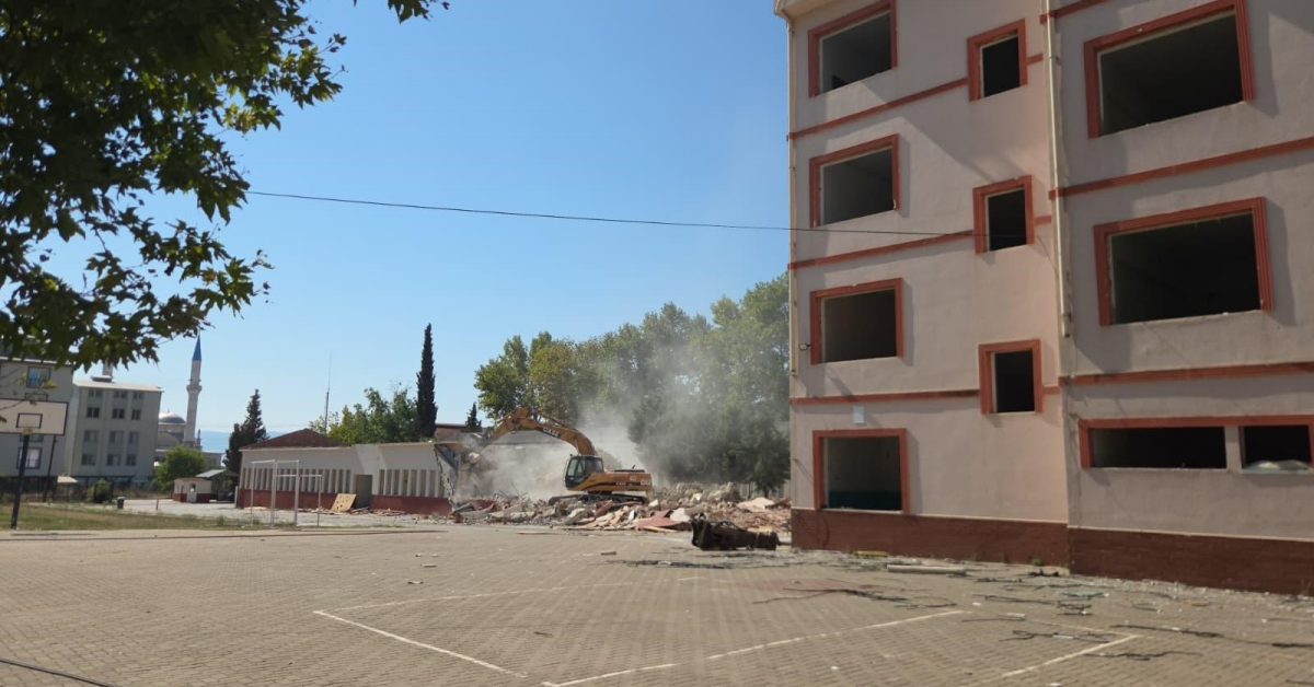 Orhangazi’de Meslek Lisesi Için Dönüşüm Başladı Eski Atölye Ve Sınıflar Yıkılıyor (2)