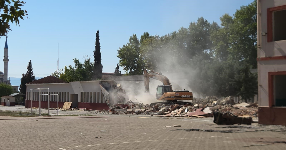 Orhangazi’de Meslek Lisesi Için Dönüşüm Başladı Eski Atölye Ve Sınıflar Yıkılıyor (3)