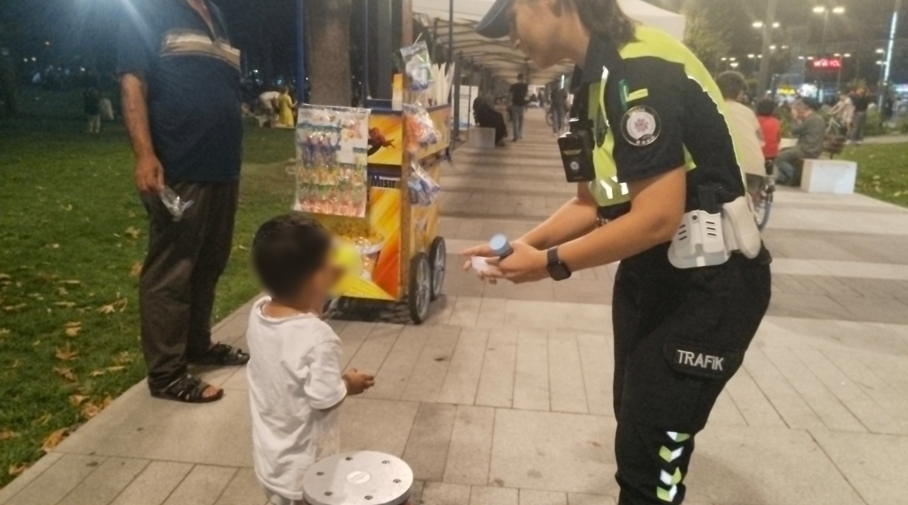 Parkta Kaybolan 3 Yaşındaki Çocuk Polise Sığındı (2)