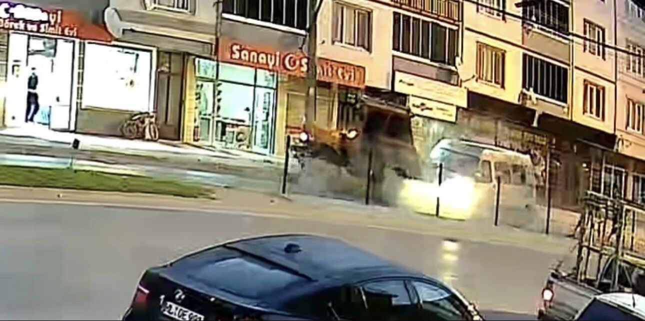 Başlık Bursa’da Tarım Işçilerini Taşıyan Panelvan Traktöre Çarptı 10 Yaralı (2)
