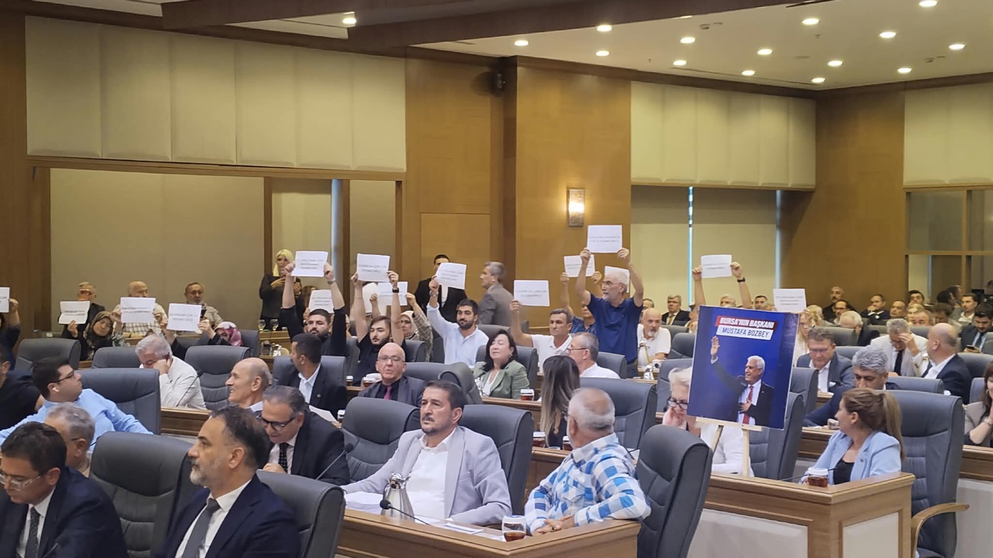 Bursa Büyükşehir Meclisi'nde Dikkat Çeken Protesto! İmar Planı Değişikliğine Tepki Gösterildi