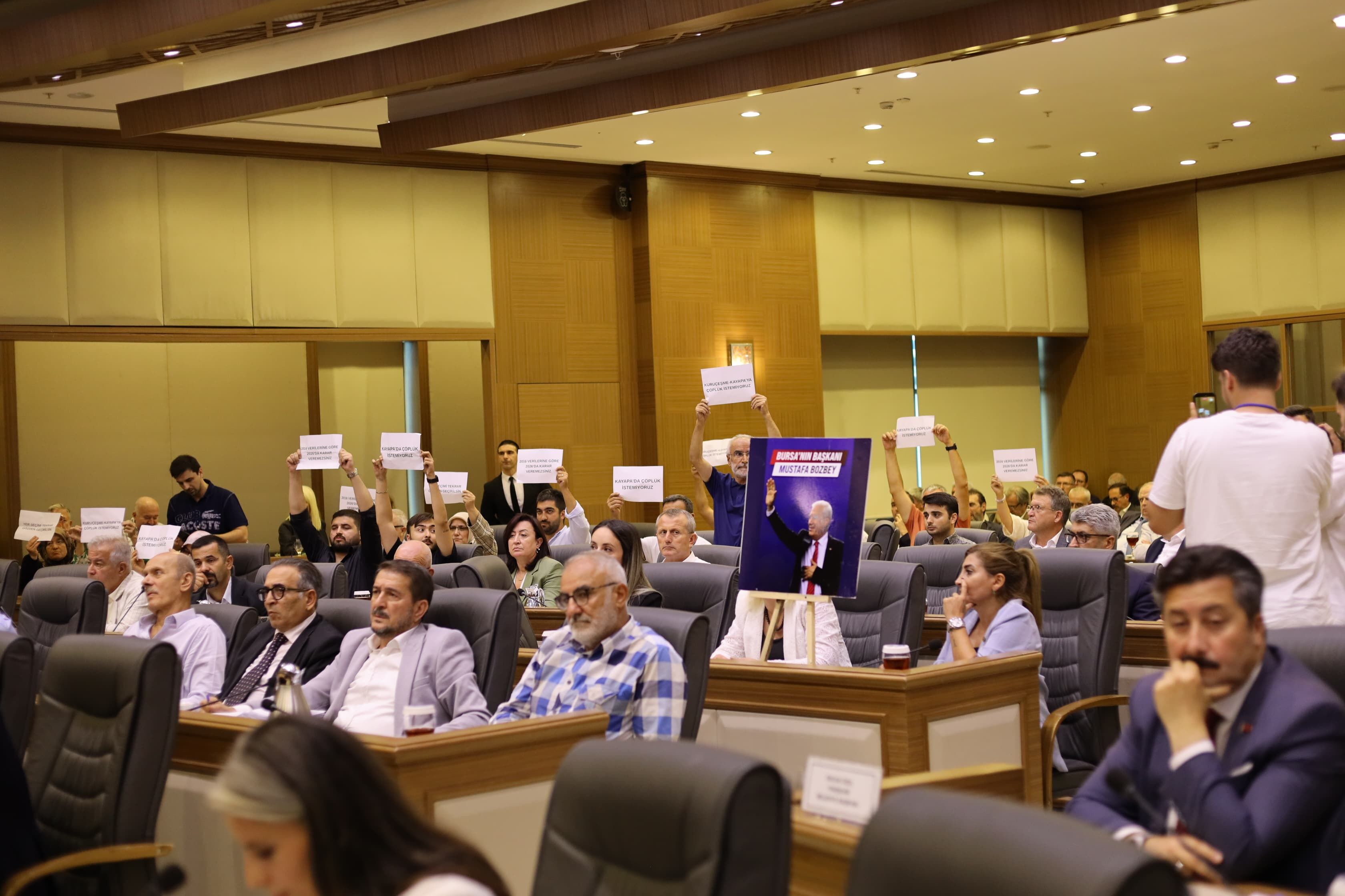 Bursa Büyükşehir Meclisi'nde Dikkat Çeken Protesto! İmar Planı Değişikliğine Tepki Gösterildi3
