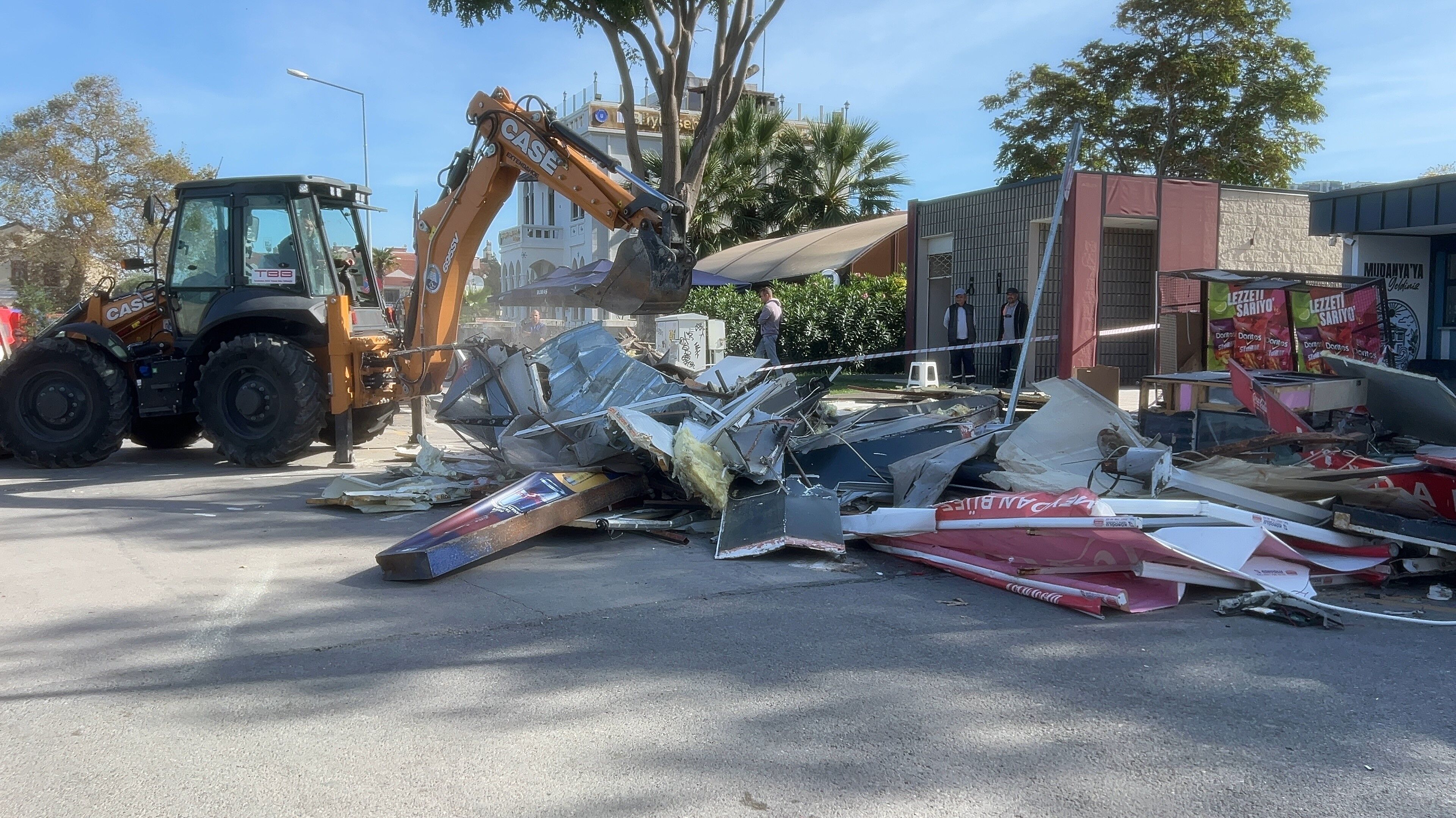 Bursa Mudanya’da Uzun Süredir Hizmet Veren Büfe Yıkıldı