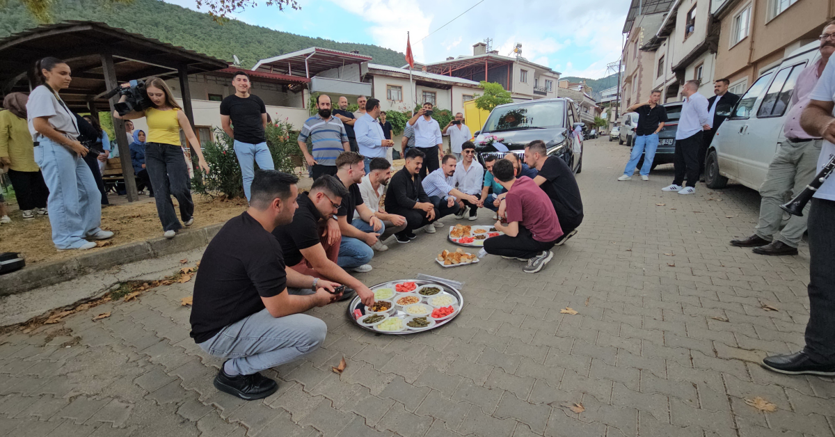 Bursa’da Asırlık Düğün Geleneği Gelin Arabası 200 Metreyi 4 Saatte Geçti (2)