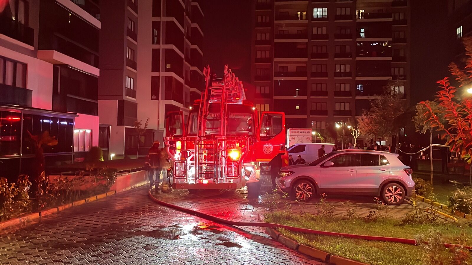 Bursa’da Bina Yangınında 19 Kişi Mahsur Kaldı! (4)