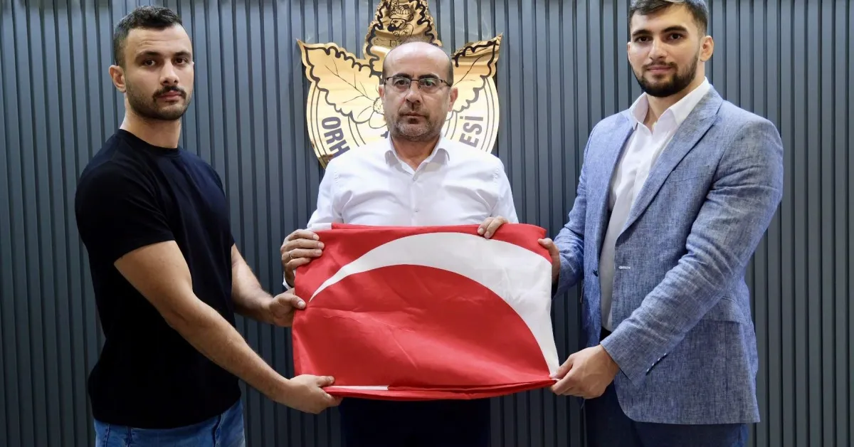 Bursa’da Dağcı Gençlerden Anlamlı Hareket Yıpranan Türk Bayrağını Yenilediler (2)