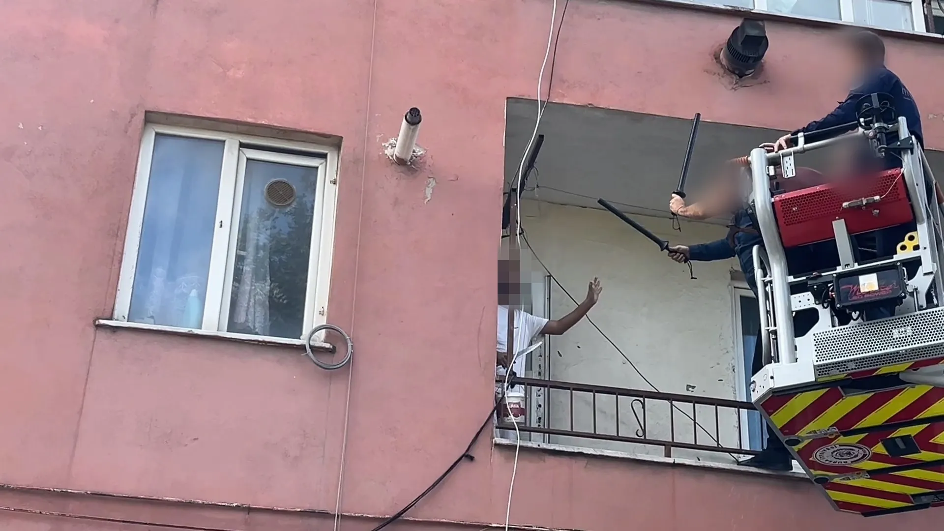 Bursa’da Hastaneye Götürülmek Istenen Kişi Bıçakla 2 Saat Direndi (1)