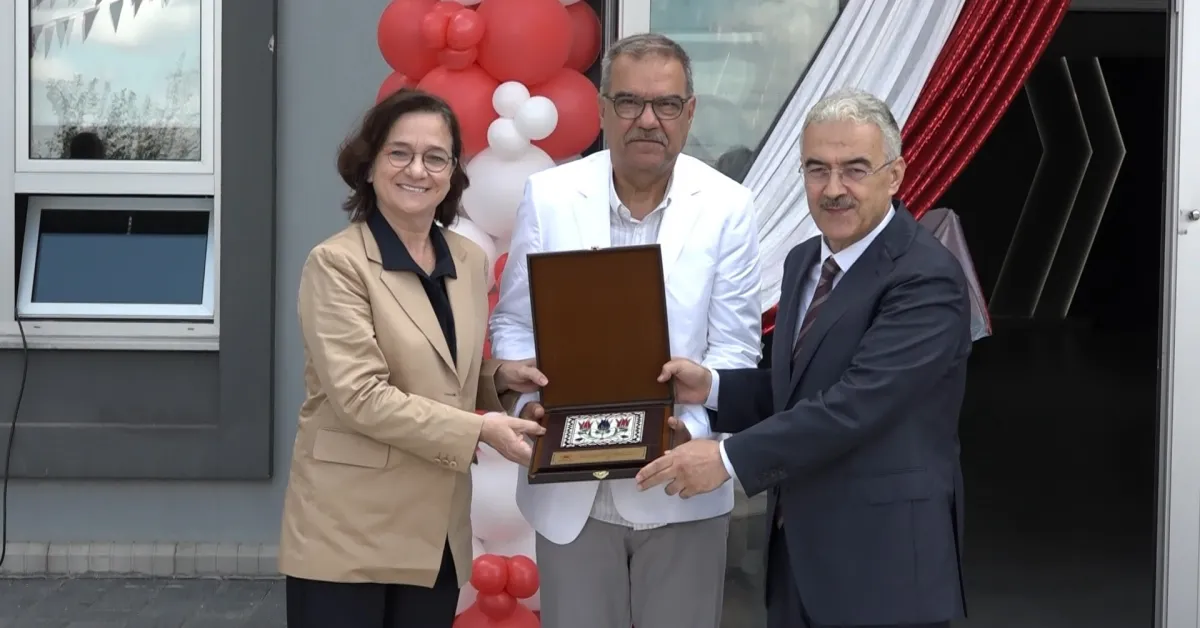 Bursa’da Ilk Ders Zili Çaldı Filistinli Öğrenci Esil Keşta’nın Sözleri Duygulandırdı (5)