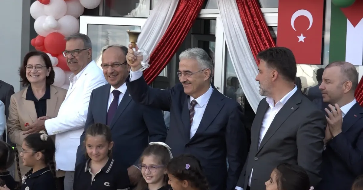 Bursa’da Ilk Ders Zili Çaldı Filistinli Öğrenci Esil Keşta’nın Sözleri Duygulandırdı (6)
