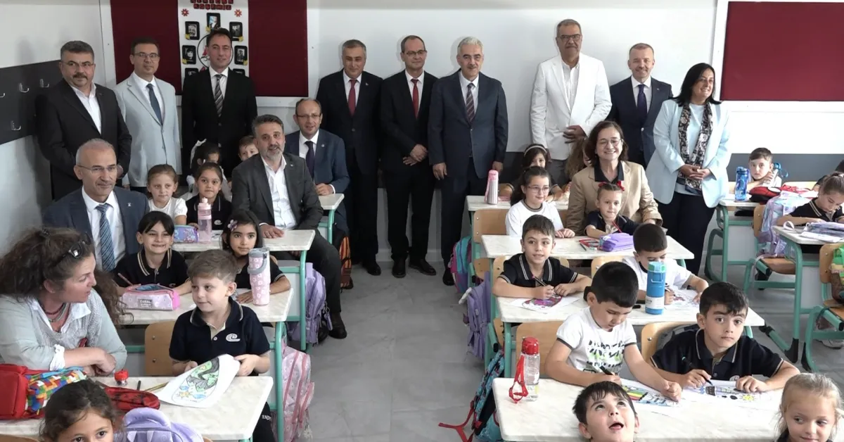 Bursa’da Ilk Ders Zili Çaldı Filistinli Öğrenci Esil Keşta’nın Sözleri Duygulandırdı (7)