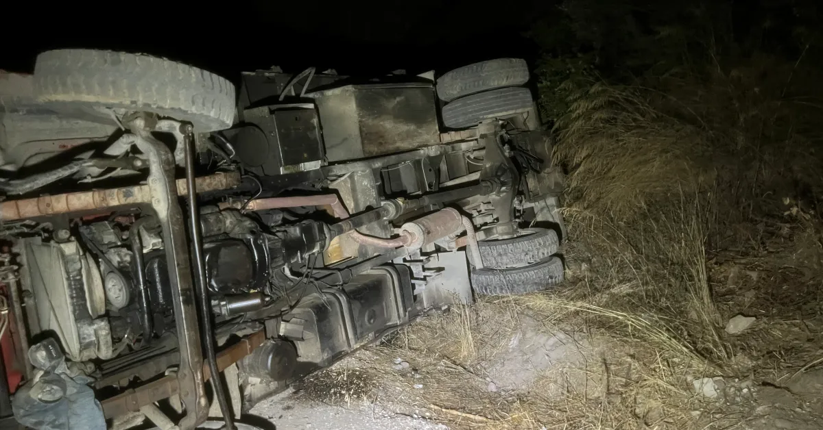 Bursa’da Iş Makinesi Devrildi Sürücü Cam Kırılarak Kurtarıldı (3)