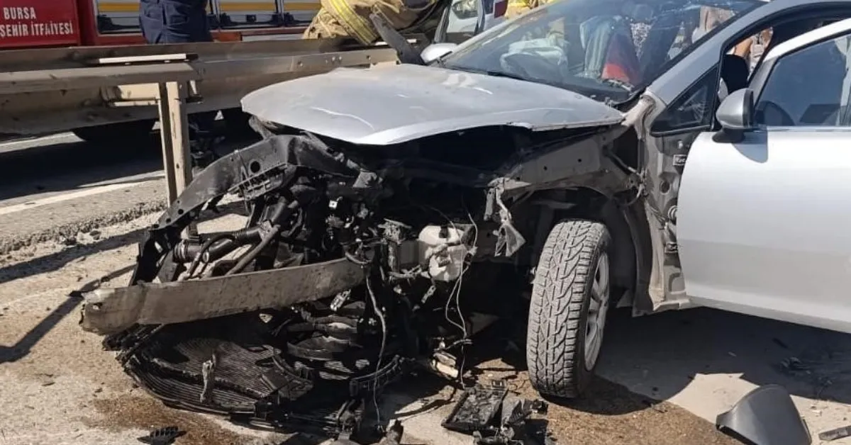 Bursa'da Otomobil Refüje Daldı 3 Yaralı, Birinin Durumu Ağır (1)