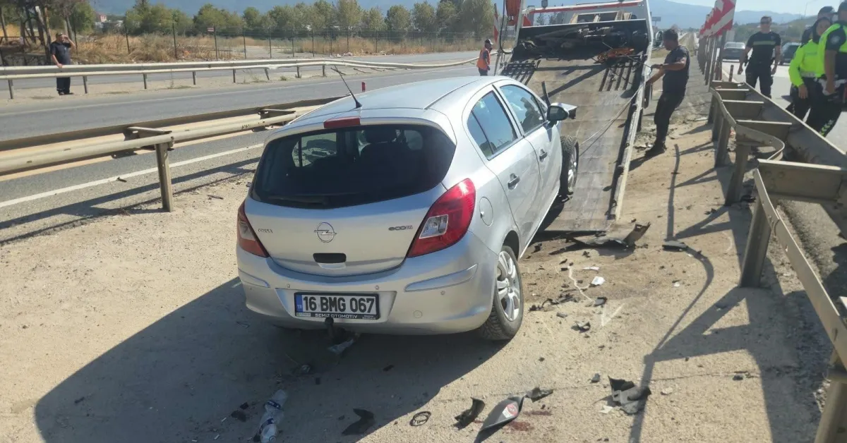 Bursa'da Otomobil Refüje Daldı 3 Yaralı, Birinin Durumu Ağır (2)
