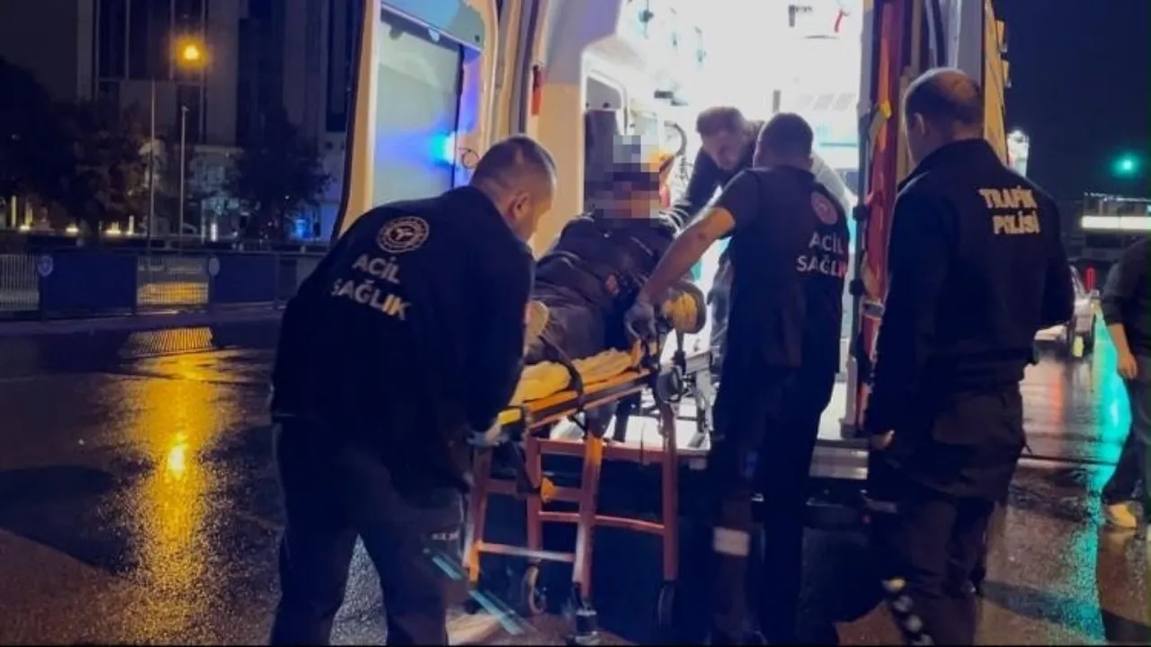 Bursa’da Yağışlı Yolda Motosiklet Devrildi Sürücünün Tavırları Dikkat Çekti (2)