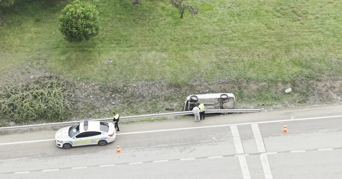 Bursa’da Yağışlı Yolda Otomobil Yan Yattı (1)