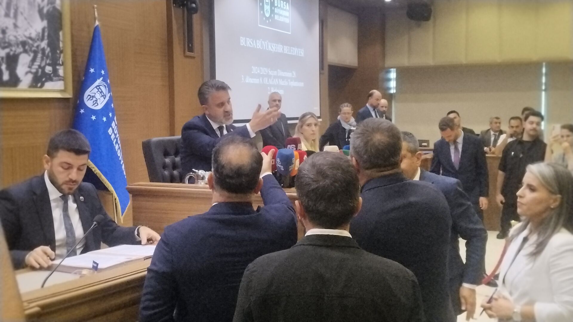 Büyükşehi̇r Mecli̇s Toplantisi Tartişmayla Başladi. Ki̇m Nereye Oturacak