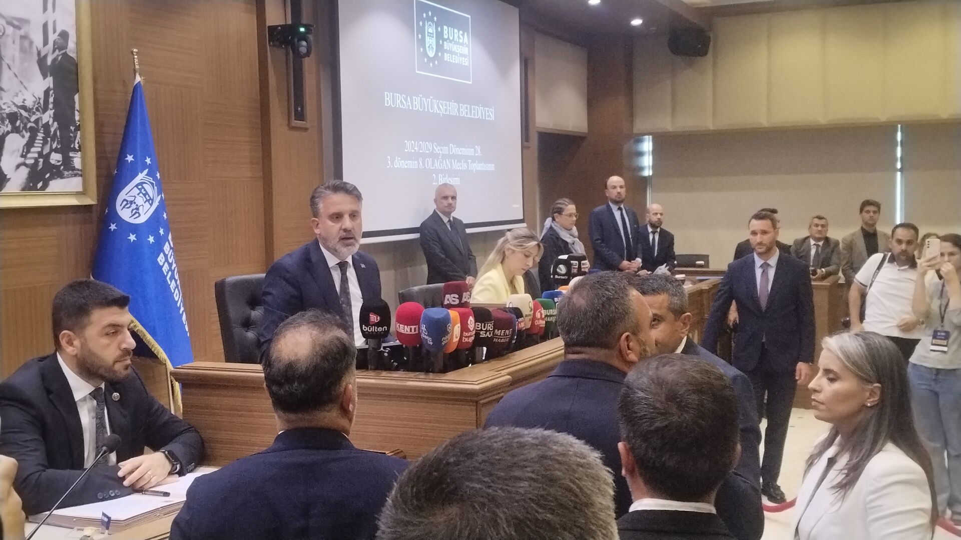 Büyükşehi̇r Mecli̇s Toplantisi Tartişmayla Başladi. Ki̇m Nereye Oturacak1
