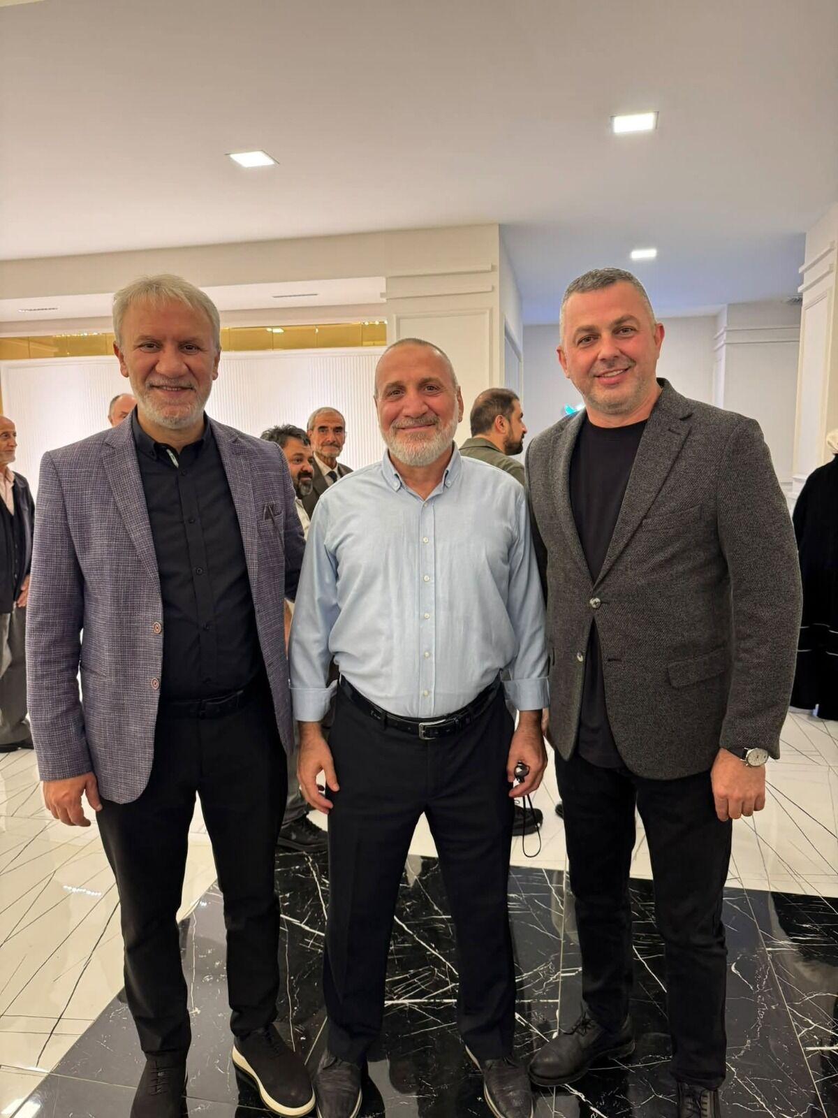 Fikret Bayram, Iki Adayı Aldı Yanına, Mesajı Verdi