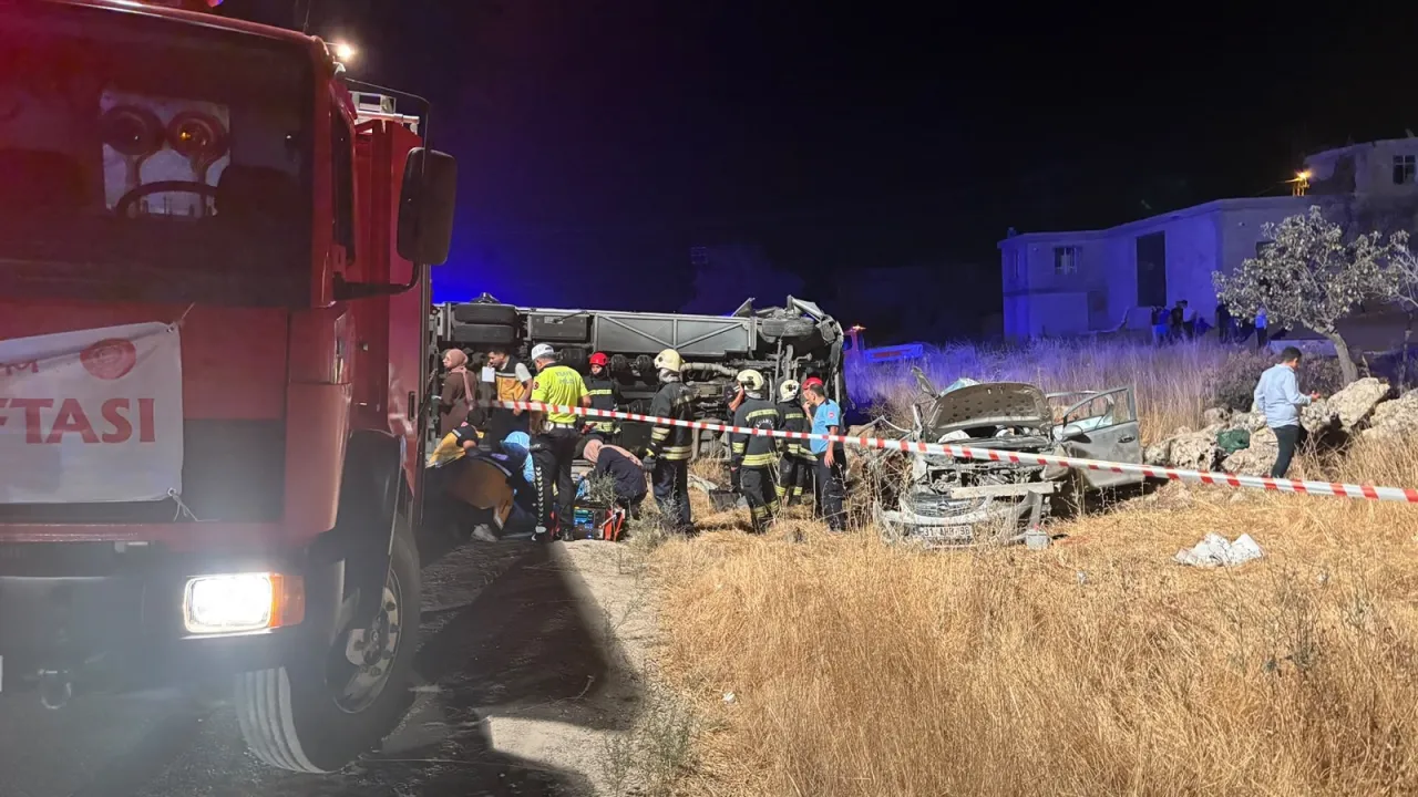 Gaziantep’te yolcu otobüsü ile otomobil çarpıştı: 7 kişi hayatını kaybetti