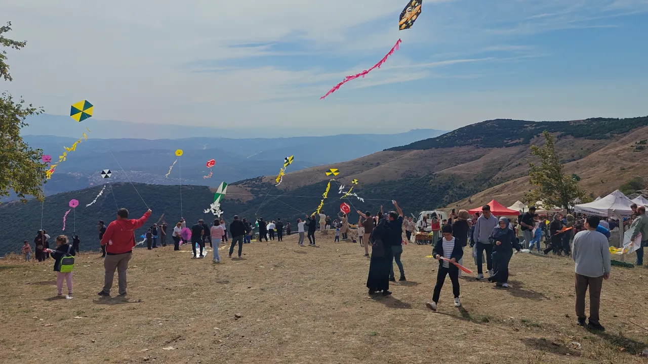 Gemlik’te gökyüzü uçurtmalarla renklendi: 700 uçurtma ücretsiz dağıtıldı