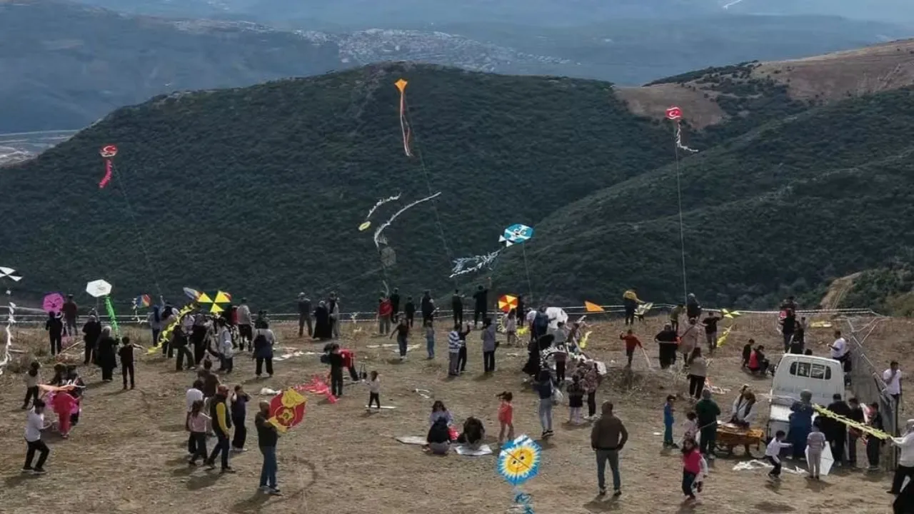 Gemlik’te Gökyüzü Uçurtmalarla Renklendi 700 Uçurtma Ücretsiz Dağıtıldı (3)