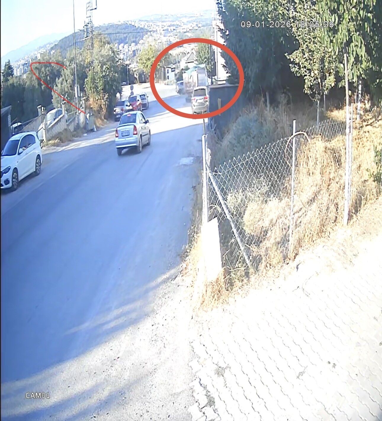 Hafriyat Kamyonu Iki Aracı Biçip Bahçeye