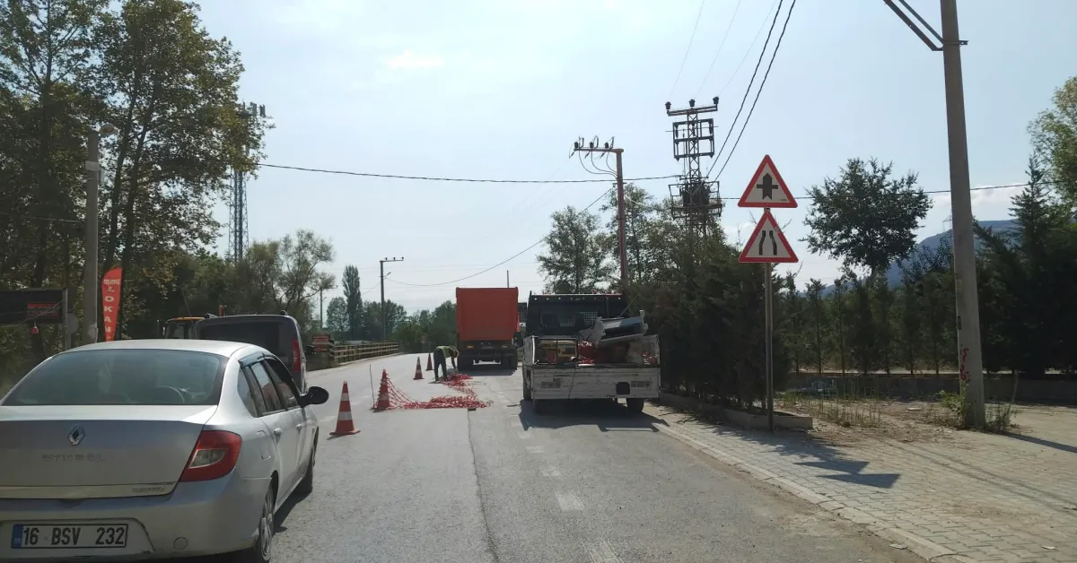 İnegöl Cerrah’ta Tehlike Arz Eden Elektrik Direkleri Yer Altına Alınıyor (2)