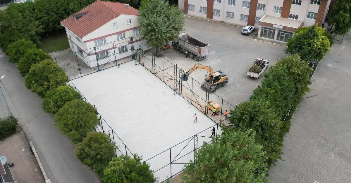 İnegöl Mediha Hayri Çelik Fen Lisesi'ne Yeni Spor Sahası (2)