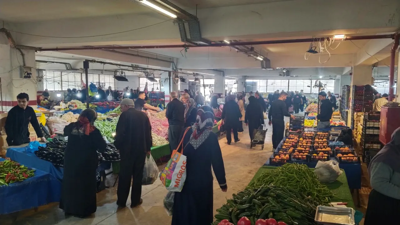 İnegöl Perşembe Pazarı’nda Fiyatlar Belli Oldu İşte Sebze Ve Meyvede Tam Liste (2)