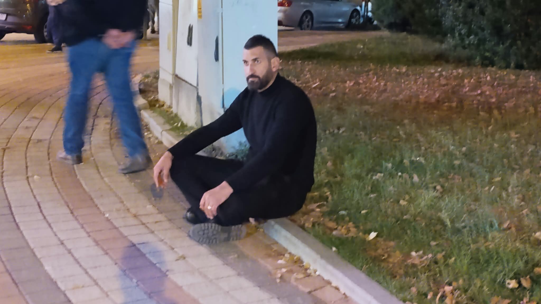 İnegöl’de Di̇kkat Çeken Eylem “Dolandirildim” Dedi̇, Oturma Eylemi̇ Başlatti
