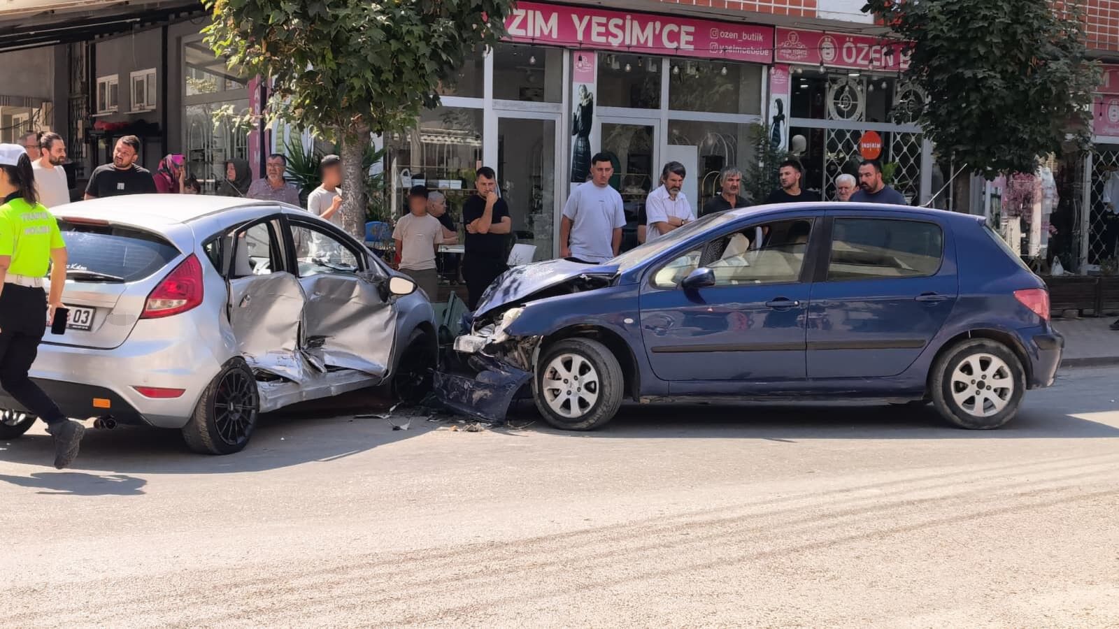 İnegöl’de Iki Otomobil Çarpıştı 3 Yaralı (2)