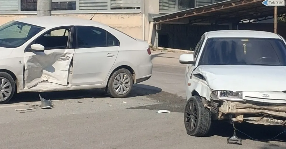 İnegöl’de Iki Otomobil Çarpıştı Sürücüler Ambulansa Binmeyi Reddetti (1)
