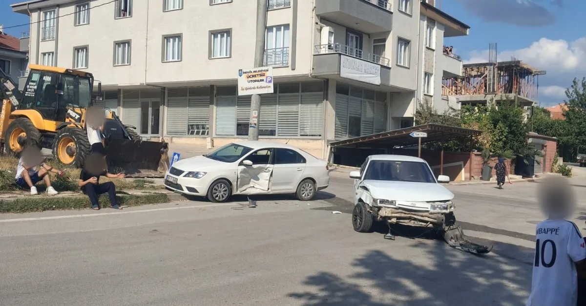İnegöl’de Iki Otomobil Çarpıştı Sürücüler Ambulansa Binmeyi Reddetti