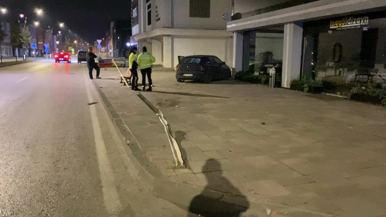 İnegöl’de Kontrolden Çıkan Otomobil Kaldırıma Çıktı Sürücü Yaralandı (3)