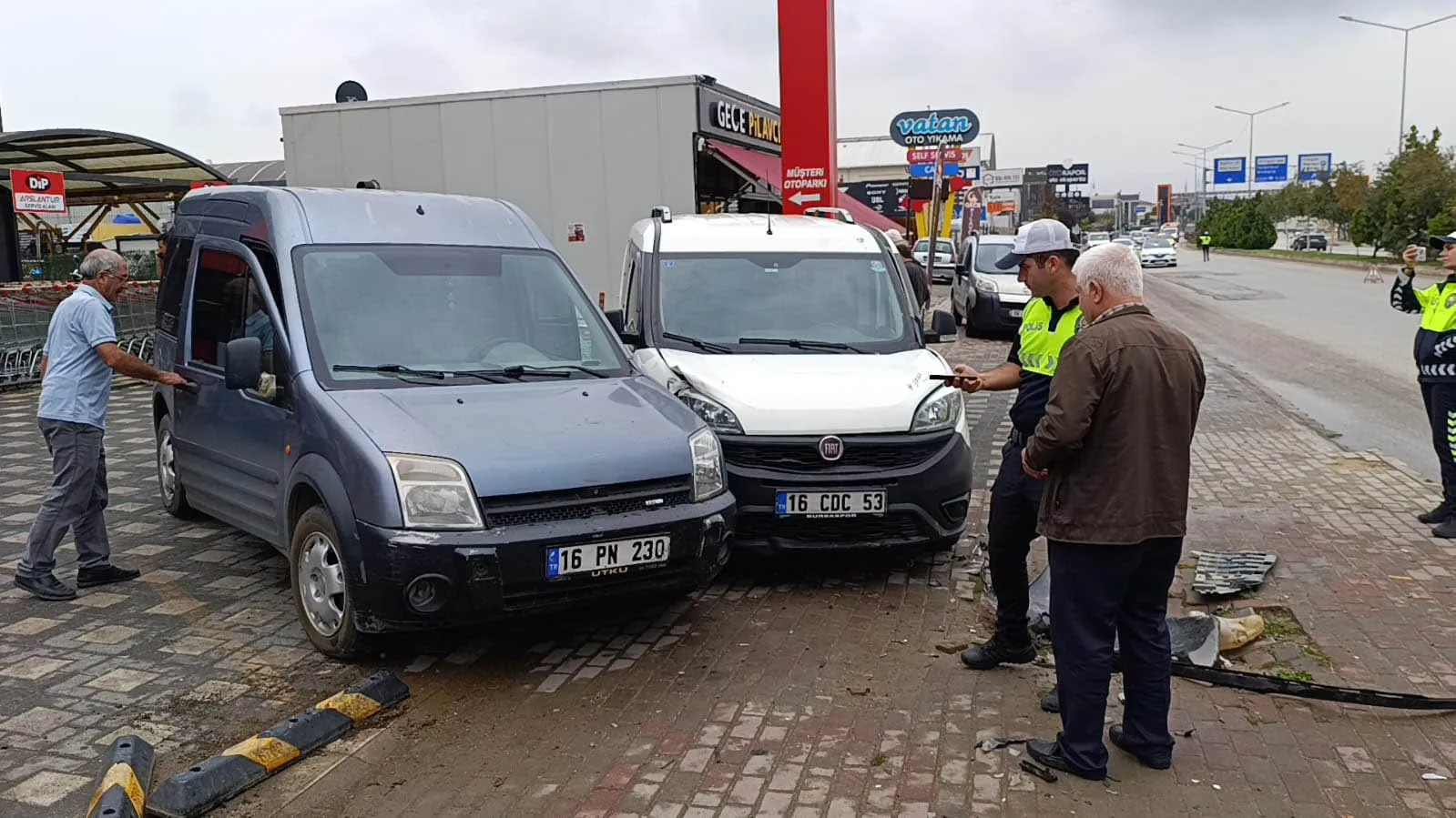 İnegöl’de Otomobil 3 Araca Çarptı Kaza Anı Kamerada (1)