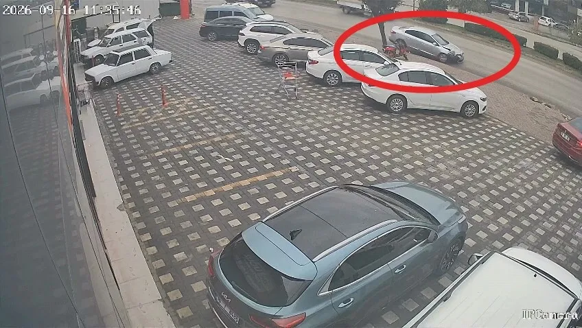 İnegöl’de Otomobil 3 Araca Çarptı Kaza Anı Kamerada (2)