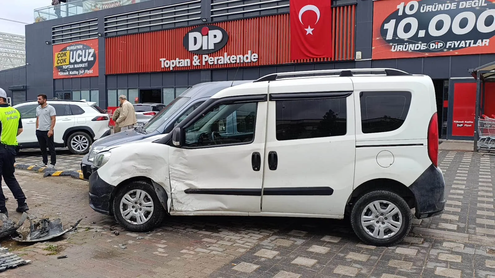 İnegöl’de Otomobil 3 Araca Çarptı Kaza Anı Kamerada (5)
