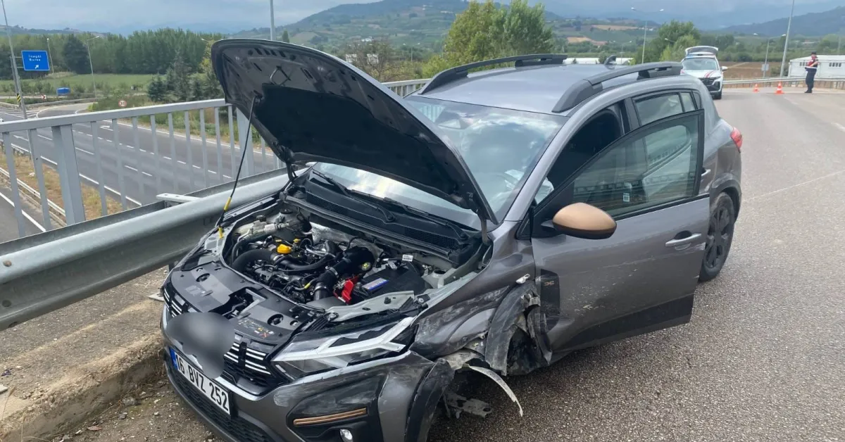 İnegöl’de otomobil bariyerlere çarptı: 2 yaralı
